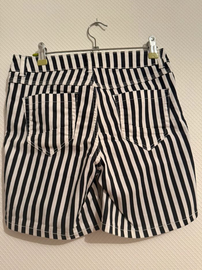 Short à rayure en très bon état taille 34-36 - photo numéro 3