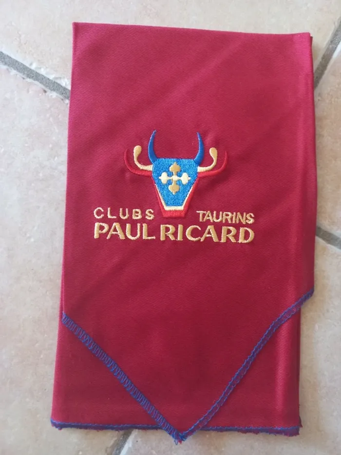 Un bandana foulard clubs taurins Paul Ricard
