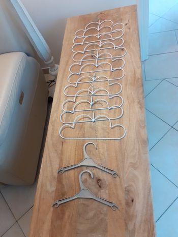 Lot de 12 cintres pour enfant