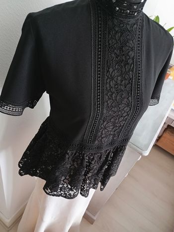 Blouse noire avec dentelle. Zara 34