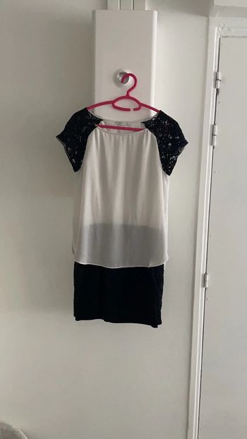 Robe noir et blanc dentelle au manche et bas de la robe