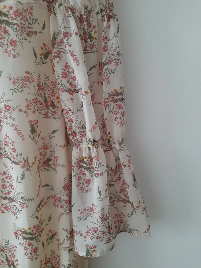 Robe longue forme cintrée et joli décolleté - photo numéro 4
