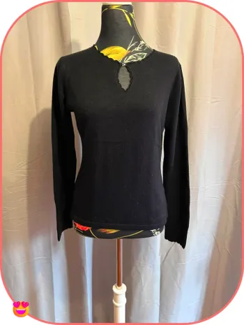 Joli pull noir Debbie Morgan avec col décoratif - Taille S/M