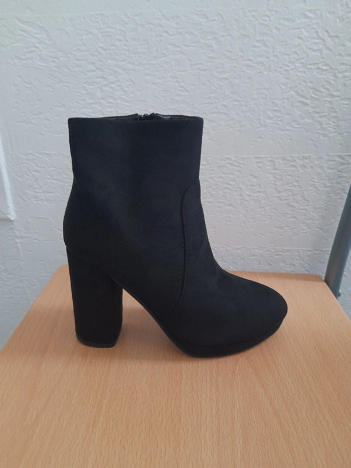 Belle paire de bottines à talons