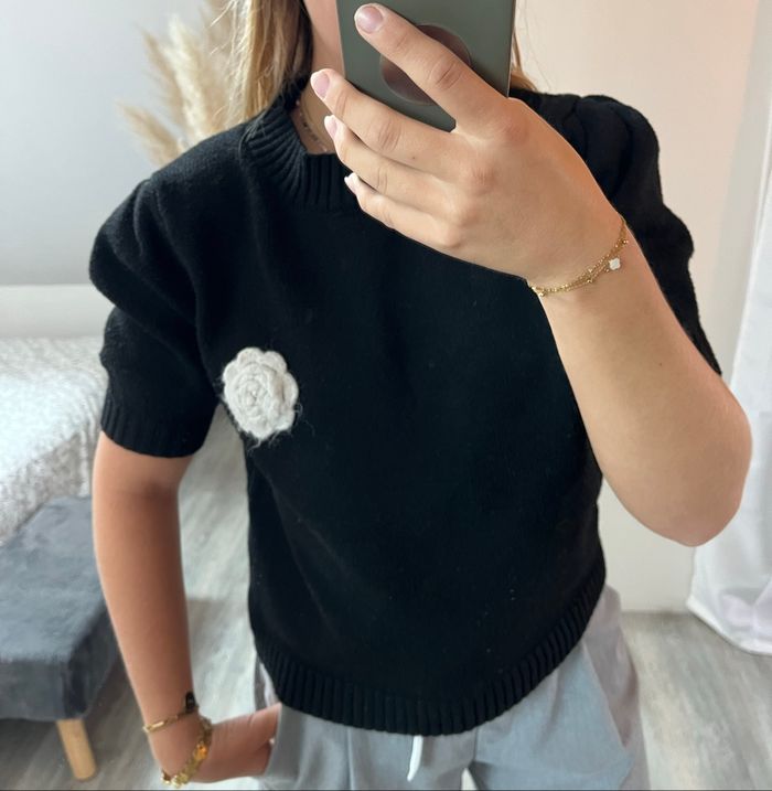 Pull noir chic avec détail fleur crochetée - photo numéro 4