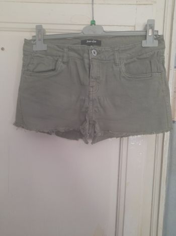 Short kaki, marque Jennyfer, taille 40