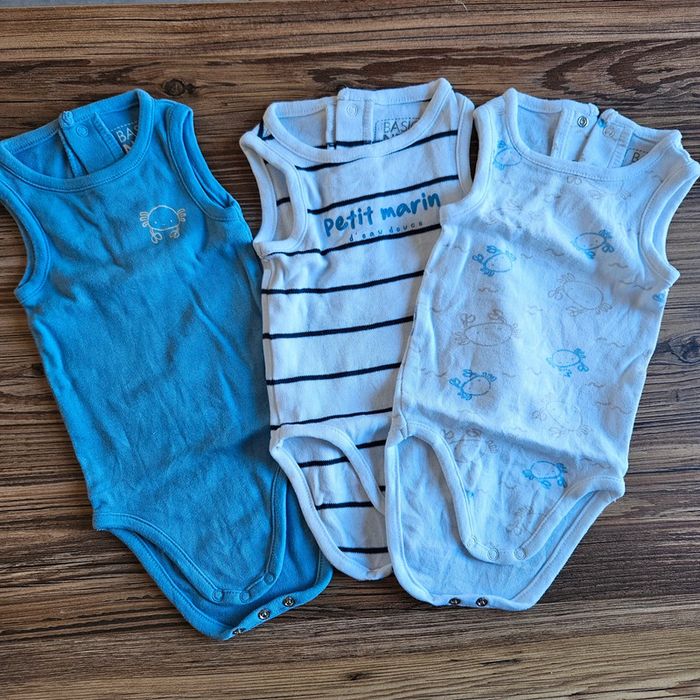 Lot de 3 bodys, taille 6 mois