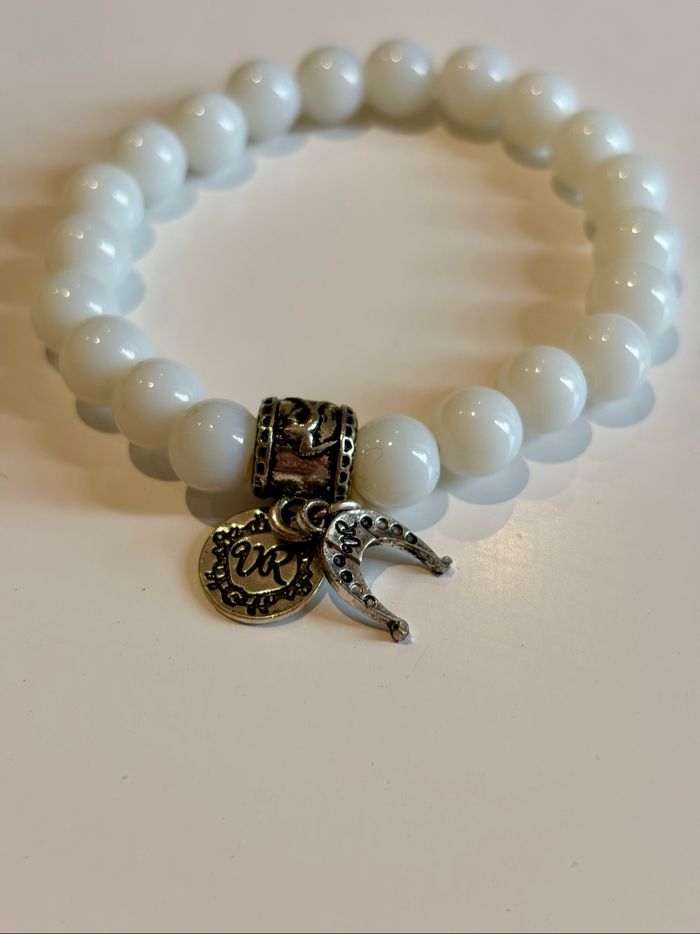 Bracelet perles blanches avec charms argentés - photo numéro 3