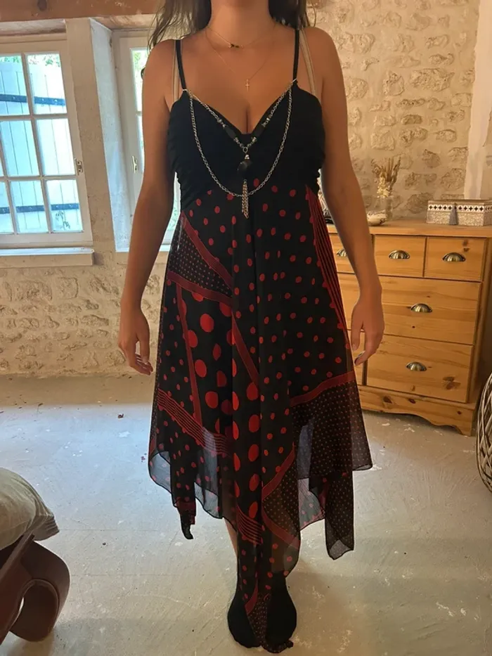 Jolie robe rouge et noir - photo numéro 2