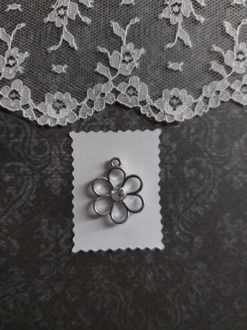 magnifique pendentif fleur avec pierre blanche