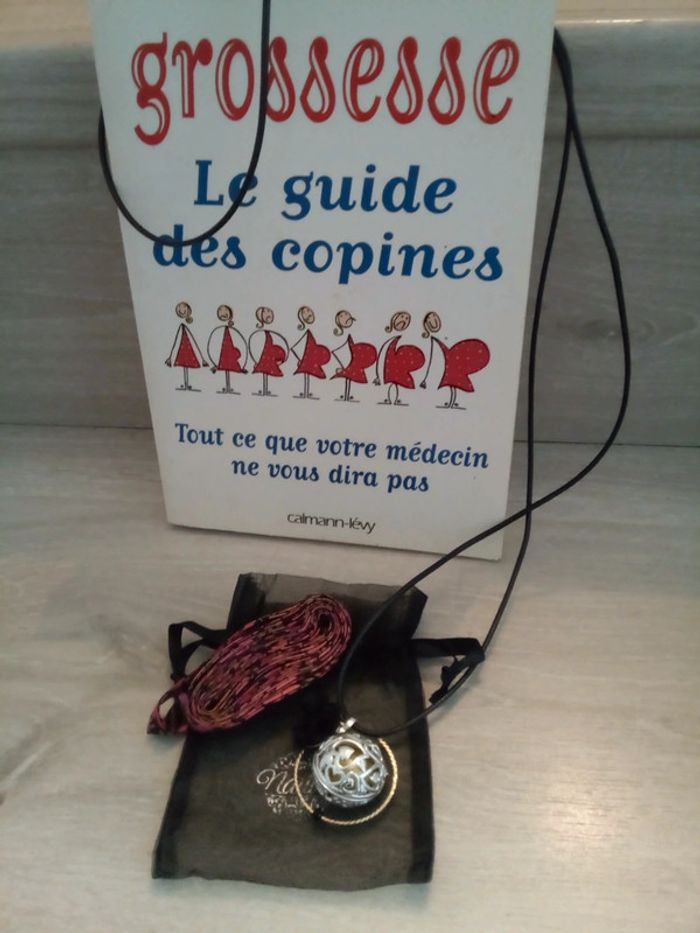 Lot livre + collier sautoir bola future maman