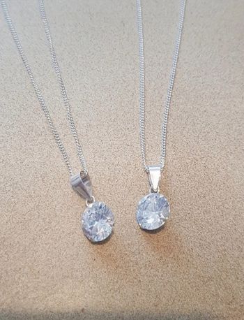 Lot de 2 colliers identiques neuf