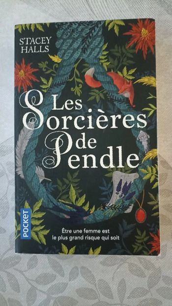 livre de poche Les sorcières de Pendle Stacey Halls