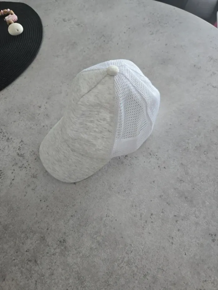 Casquette grise et blanche