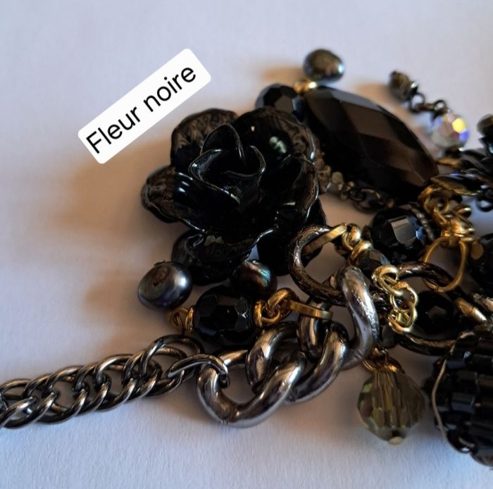 Collier fantaisie court NEUF avec breloques et pendentif - photo numéro 3