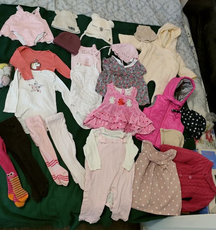 Je vendrai des vêtements et des chaussures (taille du 15 au 21) pour une fille de 50 cm (1 mois) à 81 cm (1 an et 6 mois). l'ensemble. Je vends tous mes vêtements. - photo numéro 8