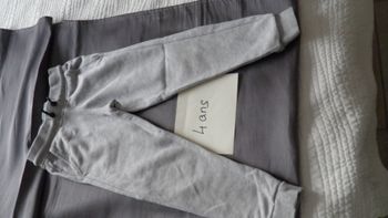 Pantalon de jogging gris 4 ans
