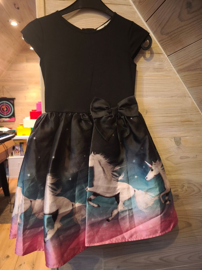Robe noir et rose pour fillette H&M avec licornes taille 8-10 ans parfaite pour les fêtes de fin d'année - photo numéro 2