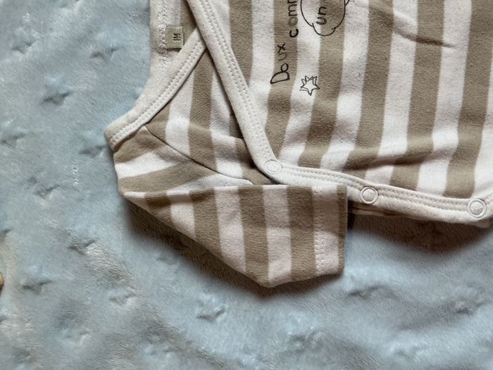 body manches longues rayé beige et blanc ouverture devant 1 mois - photo numéro 6