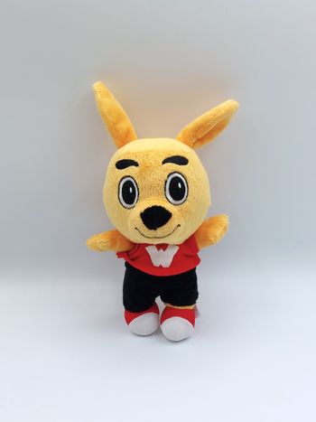 Doudou peluche kangourou WALIBI Sud-Ouest jaune orange noir rouge lettre W environ 24 cm