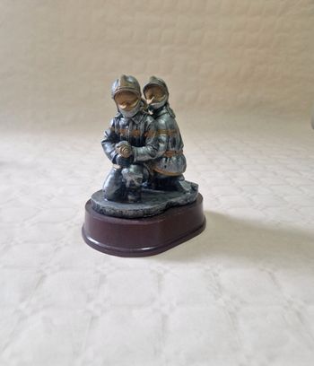 Figurine , statue , trophée , représentant 2 pompier