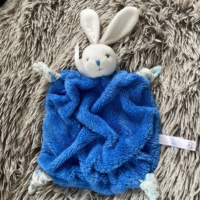 Doudou lapin plat kaloo bleu plume