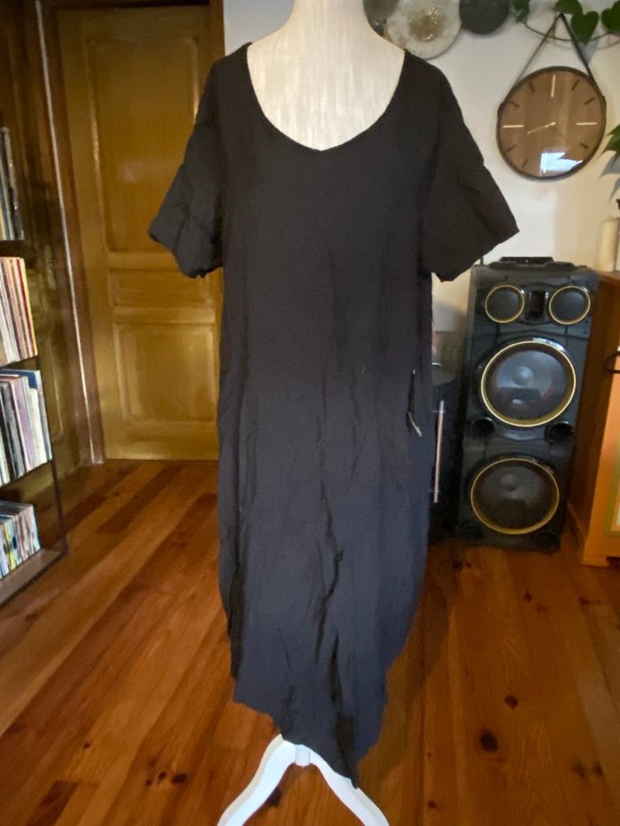 Robe longue noire fluide avec boucle décorative – Tissu léger