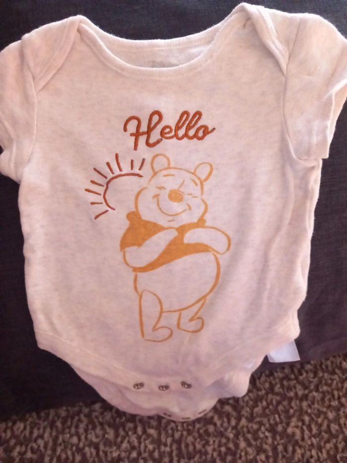 Body winnie l'ourson disney primark taille 6/9mois 74cm - photo numéro 1