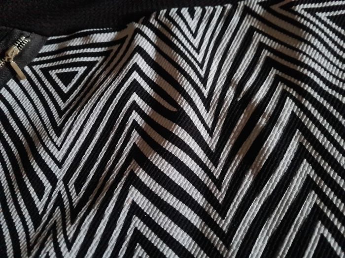 Jupe. Noir et blanc. Avec Poches. Longueur 45 cm. Taille 42. Depech mod - photo numéro 4