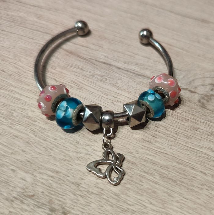 Bracelet argenté rigide avec perles et breloques interchangeables et pendentif papillon - photo numéro 2