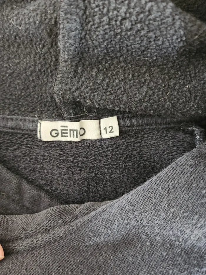 Pull à capuche taille 12 ans Gemo bon état noir et gris à rayures - photo numéro 3