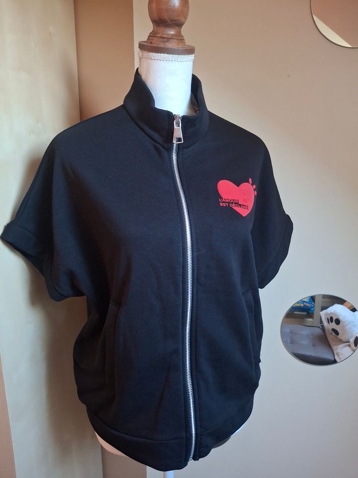 Sweat noir coeur rouge neuf étiqueté - photo numéro 1