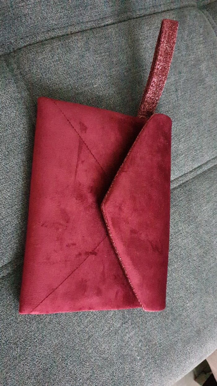 Neuve pochette velours bordeaux intérieur paillettes