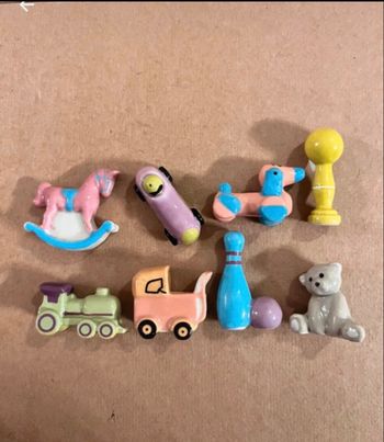 Collection fèves jouets anciens colorés