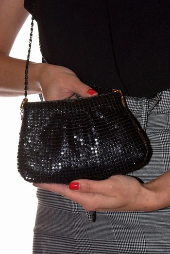 sac à bandoulière fine noir uni effet brillant