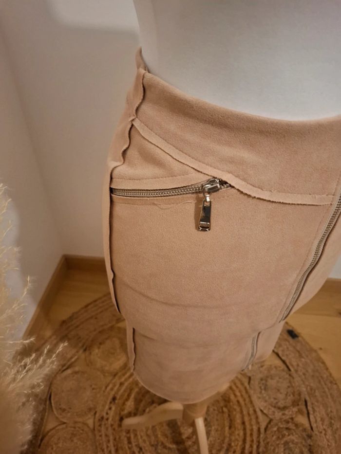 Jupe beige/rose zippée en suédine H F Woman Collection taille M 38 - photo numéro 4