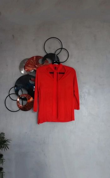 Haut rouge col lavallière Benetton
