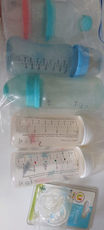 Lot de biberons tétines neuves et doseurs lait