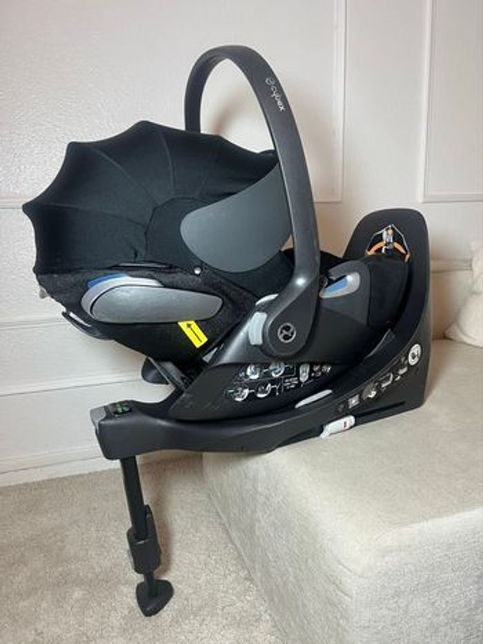 Cosy Cybex Cloud Z i-Size de la gamme Platinum avec sa base Isofix. - photo numéro 2