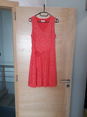Robe à dentelle corail taille 36-38