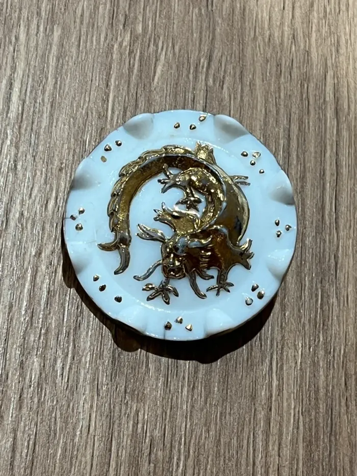 Belle broche ancienne verre blanc et doré motif dragon