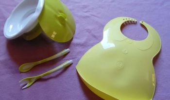 Set assiette couverts MEBBY bavoir NEUFS