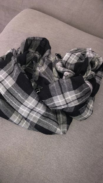 Écharpe grise et noire