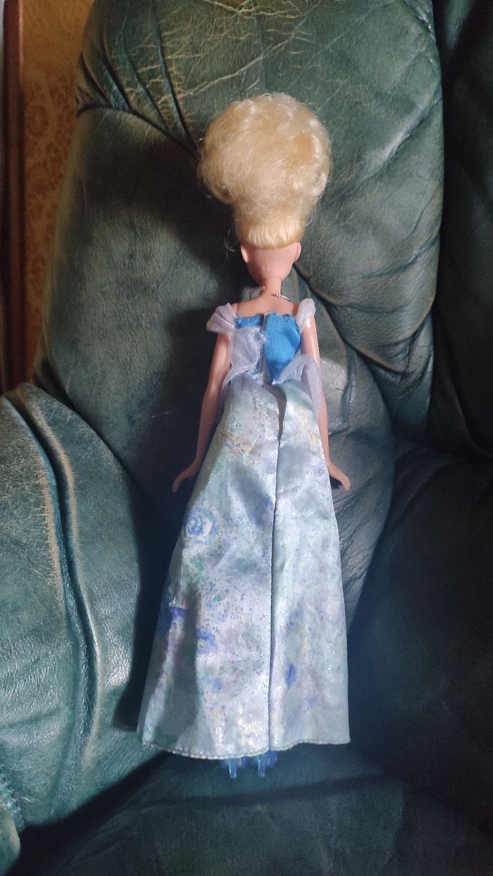 Poupée barbie cendrillon Disney - photo numéro 3