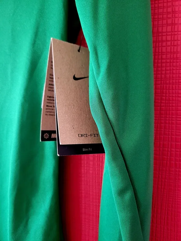 Nike – T-shirt Vert Neuf – Taille S – Top qualité, prêt à partir ! - photo numéro 2