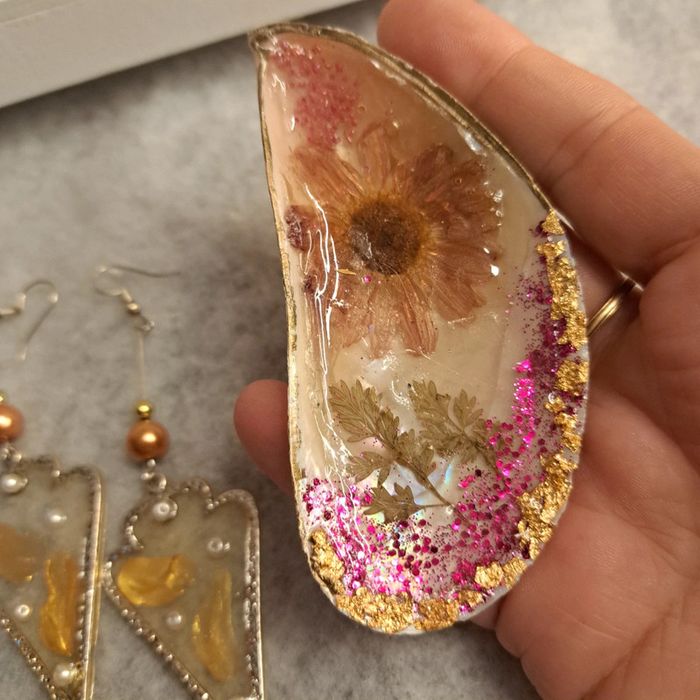 Boucles d'oreilles pendante résine avec coupelle - photo numéro 4