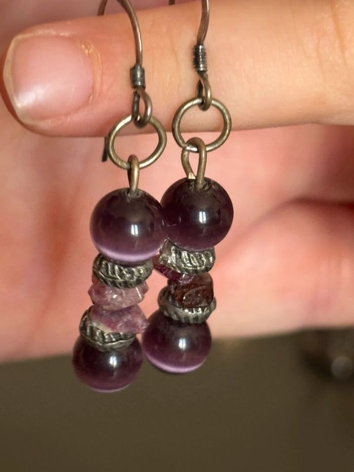 Boucles d’oreilles en perles et pierres violettes - photo numéro 2