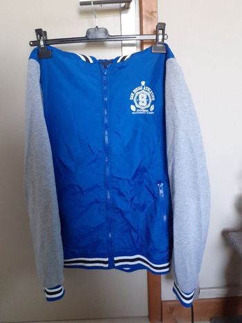 Veste bleu et gris à capuche