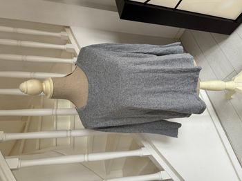 Pull Laetitia Mem gris avec tulle et sequins noirs et argentés à l'arrière