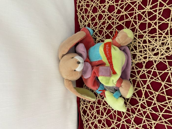 Doudou et compagnie marionnette lapin Zigzag beige rouge vert bleu rose - photo numéro 3